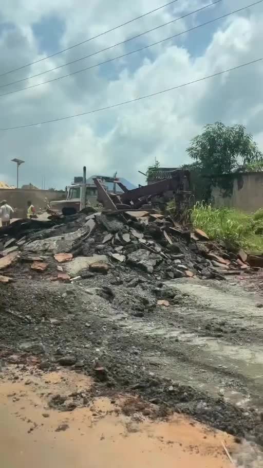 Footage of fresh roadworks and removed asphalt on Agulu–Nnewi Road