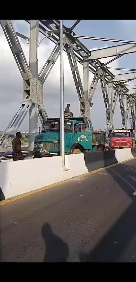 Supplied footage showing trucks queued beside the median barrier on the First Niger Bridge