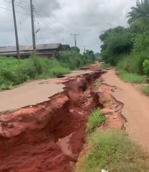 New footage of a deep erosion gully splitting Starch Mill–Eziama Road in Uli